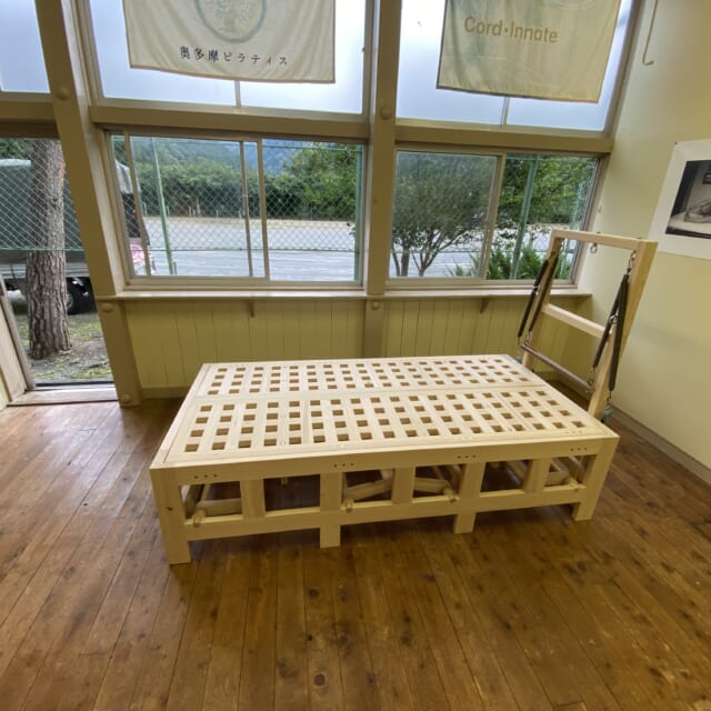 VBED®３ Bednasium Wood。木製の格子状ベッド面と運動用フレームを備えたモデル