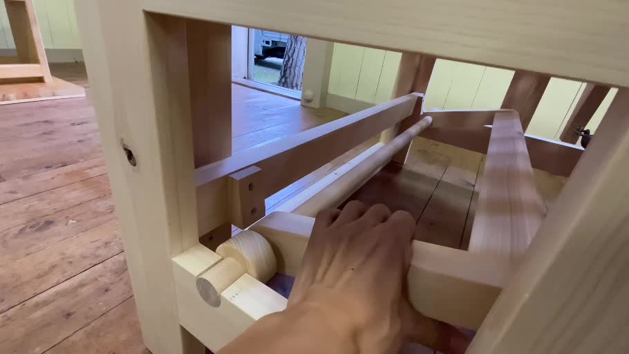 VBED®3の操作写真:木製バーを動かす